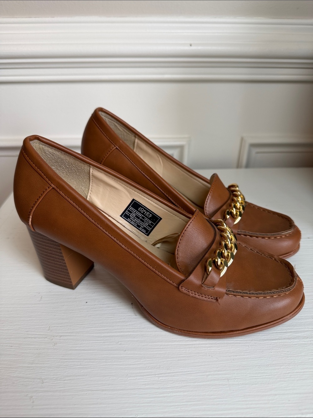 Jones New York Women’s  Cyri loafer pumps with Gold Chain Accent. 7.5
